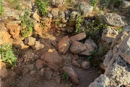 Columna talayótica derribada de la Habitación 18 