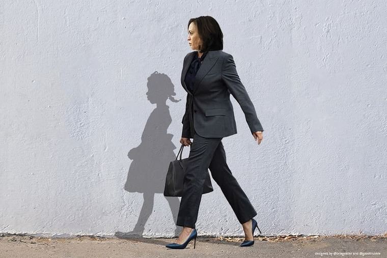 That Little Girl Was Me (Esa niña era yo) , combina una fotografía de Kamala Harris con la sombra de Ruby Bridges de la famosa pintura de Norman Rockwell