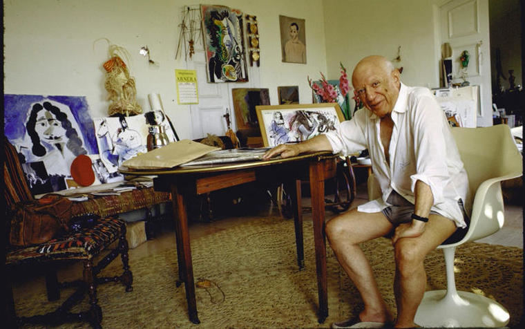 Picasso rodeado de obras de arte en su casa de Mougins 