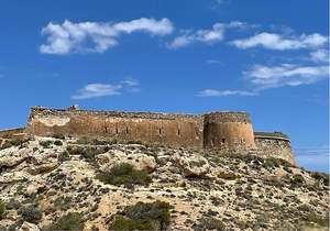 El castillo San Ramón de Rodalquilar en Almeria, se cae a pedazos.