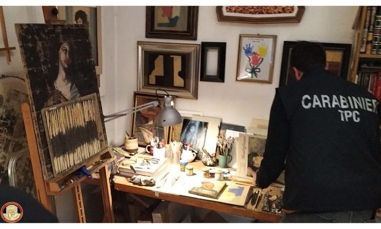 en el taller del restaurador-falsificador se ha hallado material para producir pinturas y documentación de originalidad