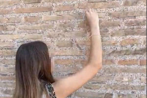 Menor sorprendida grabateando en el Coliseo de Roma