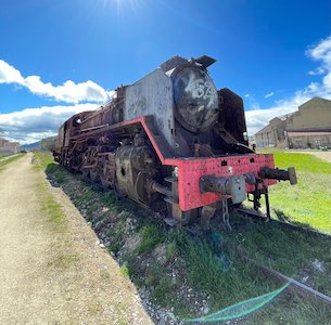 La Locomotora Mikado 141F-2401, una joya de patrimonio ferroviario español, abandonada y vandalizada.