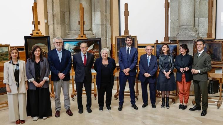 Paquita Rico, (5ª por la izqda.), nieta del ex alcalde Pedro Rico se mostró muy emocionada por esta restitución.