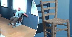 Dos selfiidiotas vandalizan una escultura en el Museo Palazzo Maffei de Verona (Italia)