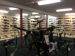 La exposición muestra armas históricas producidas desde 1880.