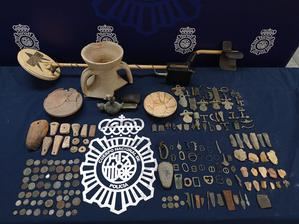 La Policía Nacional recupera en Sevilla 191 piezas arqueológicas expoliadas