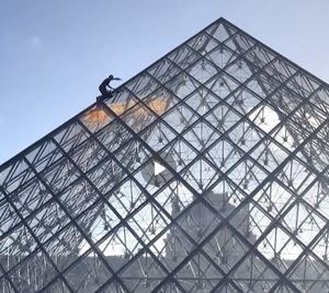 EcoCretinos vandalizan con spray la pirámide del Louvre de París