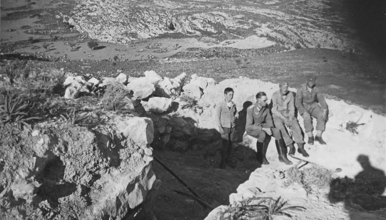 August Schörgendorfer, arqueólogo austriaco y oficial alemán, , durante la excavación de una ruina minoica, la Tumba A de Tholos, en Creta en 1941