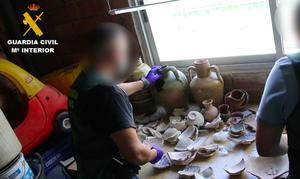 Se hallan más 1.000 piezas arqueoólgicas en un registro por tráfico de drogas en Valencia.