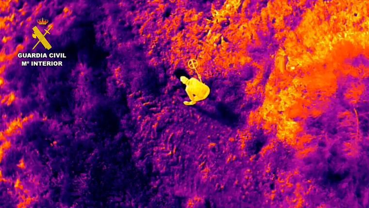 imagen IR desde dron de los expoliadores empleando detectores de metales
