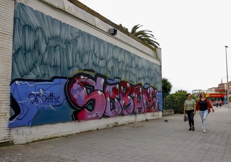 Vista actual del muro, anexo a la Escuela Náutico Pesquera. El grafiti pintado sobre la intervención ha destrozado la superficie original