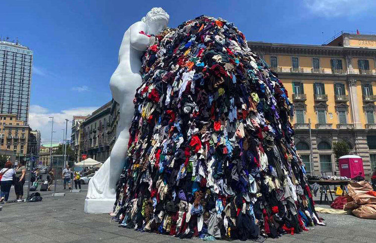 La 'Venere degli Stracci' se instaló el pasado 28 de junio en la Piazza del Municipio de Nápoles