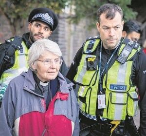 la reverenda anglicana Sue Parfitt (82) es una activista con un amplio historial policial