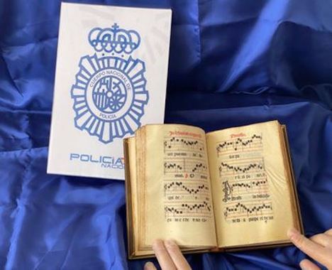 La Policía Nacional recupera un misal cantoral del siglo XV