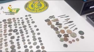 Guardia Civil y la Policía Local de Ávila intervienen 269 objetos arqueológicos que se ponían a la venta en el mercado de la Plaza de San Francisco de Ávila.