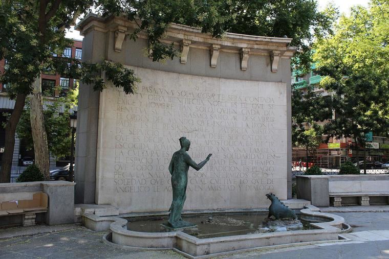 El monumento a Eugenio D'Ors fue proyectado por su hijo Víctor en 1956  y erigido en 1963