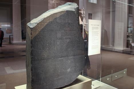 2.500 arqueólogos firman un documento para exigir al Museo Británico que devuelva la piedra de Rosetta a Egipto.