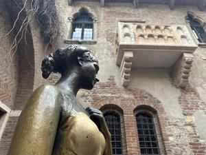 La agresión no consentida a la escultura de Julieta en Verona, ha provocado daños en sus senos