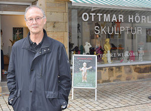 El artista Ottmar Hörl  frente a su galería