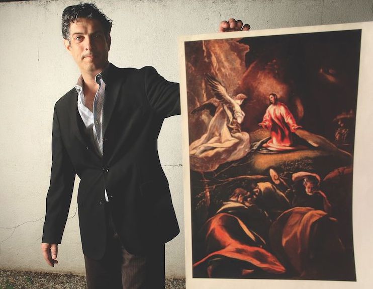 David de Csepel, bisnieto del barón Herzog, con una fotocopia de La Oración en el Huerto de El Greco, que anteriormente formaba parte de la colección de arte del barón Herzog