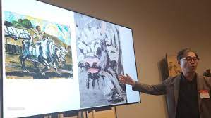 Hong Sun-pyo, profesor emérito de la Universidad Ewha, compara las pinturas del artista Lee Jung-seop durante la  evaluación celebrada en el Museo de Arte del Condado de Los Ángeles 