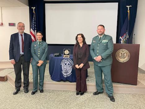 Matthew Bogdanos, jefe de la Unidad de Tráfico de Antigüedades de la Fiscalía del Distrito de Nueva York,  Marta de Blas, Cónsul General de España en Nueva York y Juan José Águila, jefe de la sección de Patrimonio Histórico de la UCO.