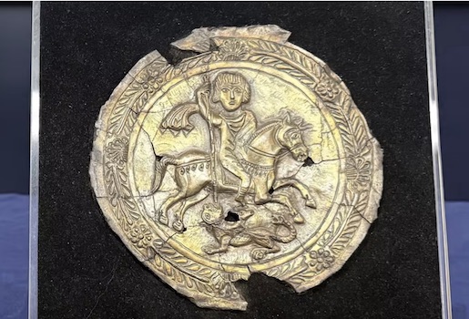 La medalla de Belerofonte de 13,7 centímetros  
de plata visigodo, datado entre los siglos V y VII d. C, desaparecido en 2007