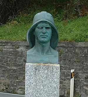 El busto del Arrantzale 'Tximu' es obra del artista Julio Beobide creada el 1936. El Ayuntamiento de Zarauz adquirió la pieza a la familia del escultor en 1976