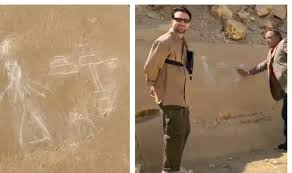 el visitante posa 'flipando' al lado del guía mientras explica con gráficos en tiza.