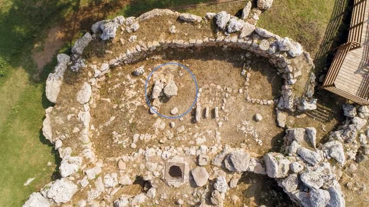 La columna derribada (en azul) fue construida en época talayótica (850-500 aC).