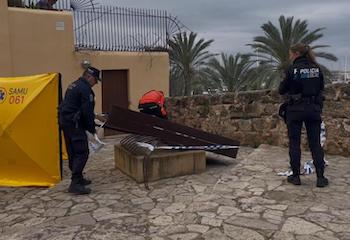 La escultura derrumbada por dos imbéciles.