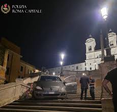 Un anciano en coche se queda atascado en la escalinata de Plaza de España de Roma