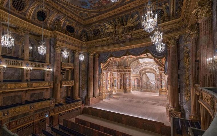 a suntuosa ópera real del palacio, que fue diseñado por Ange-Jacques Gabriel y con una decoración de interiores de Augustin Pajou, la ópera fue construida totalmente de madera y pintada para parecer mármol con una técnica conocida como falso mármol, elaborado con cantidades ingentes de Blanco de Cerusa Veneciana, también conocido como Blanco de Plomo.