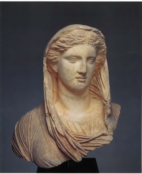 Busto romano funerario procedente del expolio de la necrópolis de Cirene . Parece que recientemente se ha hallado su parte inferior.