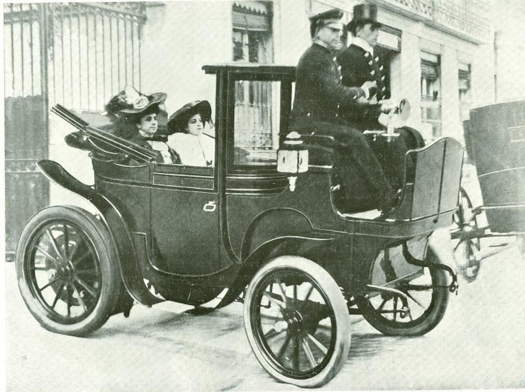 1907- Marquesa de Sta. Silvela e hija en un modelo 