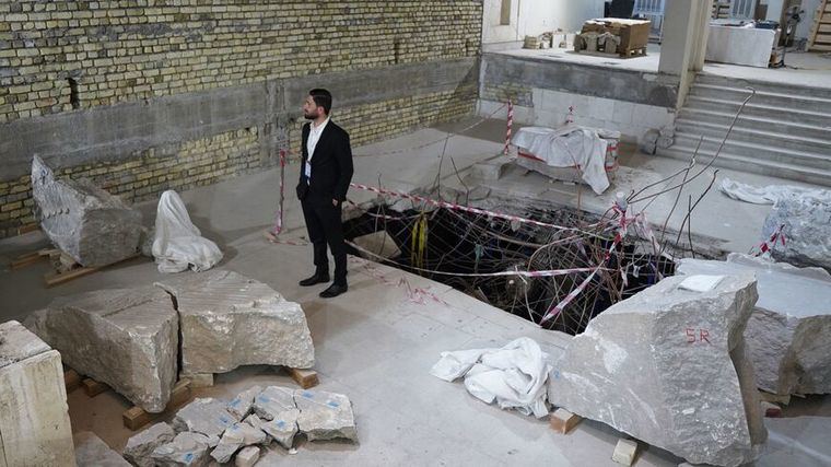 Un funcionario verifica los restos después de ser destruidos por ISIS en el Museo de Mosul, el 11 de mayo de 2023