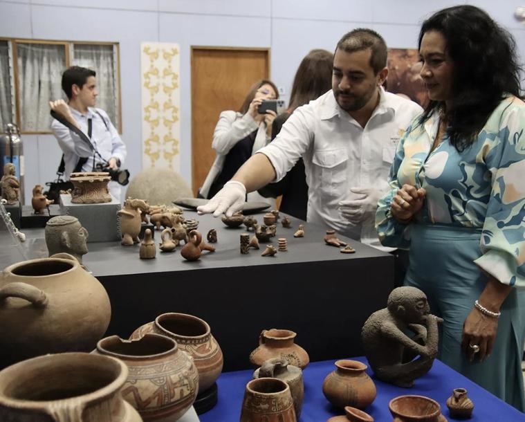 la ansiada foto:
Javier Fallas, del Departamento de Protección del Patrimonio Cultural de Costa Rica, le brinda a Guadamuz antecedentes sobre los artefactos durante la entrega oficial. 