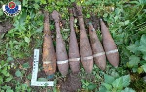 La Ertzaintza explosiona proyectiles de mortero de la Guerra Civil hallados en una sima de Zeanuri, Bizkaia.