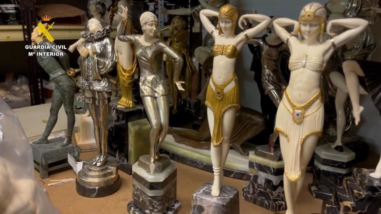 Se han incautado 68 crisoelefantinas, entre ellas obras de Chiaprus y Preiss 