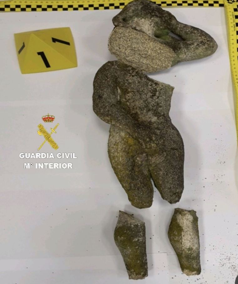 restos de la escultura de Adan arrancada del Cruceiro de Hío hallados en el vehículo de los vándalos