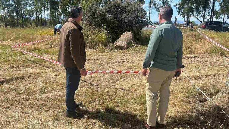 la Junta ha ordenado que el menhir permanezca en su emplazamiento original, protegido mediante un balizamiento fijo de cintas, de tres metros de radio, y ha prohibido cualquier actividad agrícola