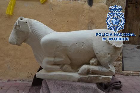 La Policía Nacional recupera una escultura de origen íbero de siglo IV a V a.C. expoliada en los 90.