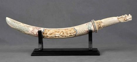 Espada de marfil de mamut policromado