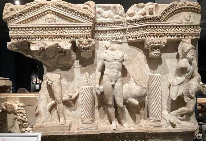 sección de un sarcófago con columnas de Anatolia de la ciudad de Perge