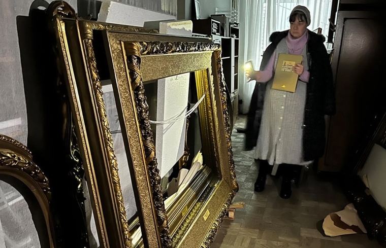 Los expertos de arte rusos dejaron solo los marcos.Museo de Arte Regional de Kherson. Foto tomada el 20 de noviembre de 2022.