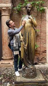 la acidez del sudor de las manos y la presión física continuada, ha provocado el daño en la escultura de Julieta