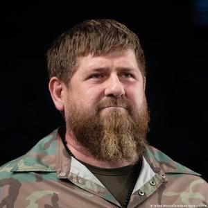 ¿el Jefe de la República Chechena y Héroe de Rusia, Ramzan Akhmatovich Kadyrov padece fonobobia o simplemente es un sicopata paraniode?