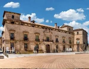 "En España, se derrumbó un palacio del siglo XV" (Palacio de los Hurtado de Mendoza, Almazán, Soria).