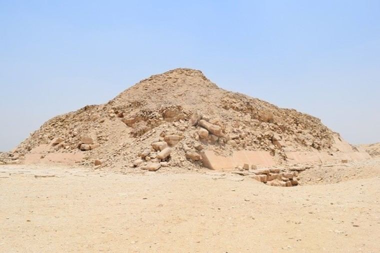 La Pirámide de Unas, tiene aproximadamente entre 4400 y 4500 años de antigüedad y se considera la pirámide más antigua en la que se conservan textos piramidales. Es un componente crucial del sitio de Saqqara, declarado Patrimonio de la Humanidad por la UNESCO.